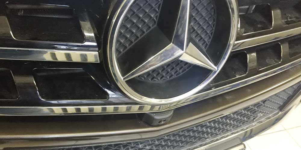 Установка камеры переднего вида на Mercedes